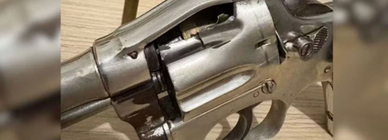 Homem fica ferido após arma falhar e estourar durante disparo