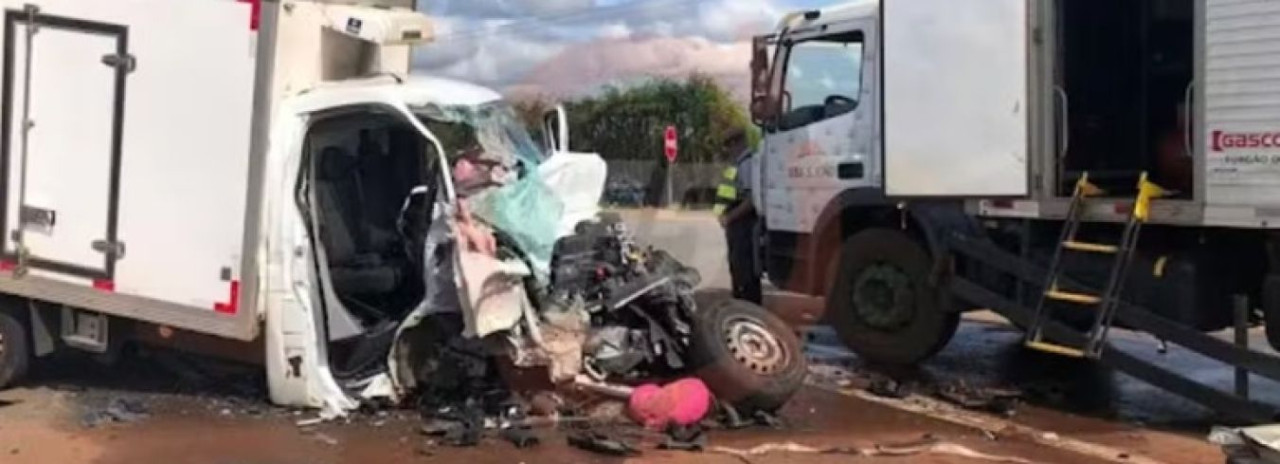 Acidente entre caminhões deixa passageiro em estado grave em rodovia 