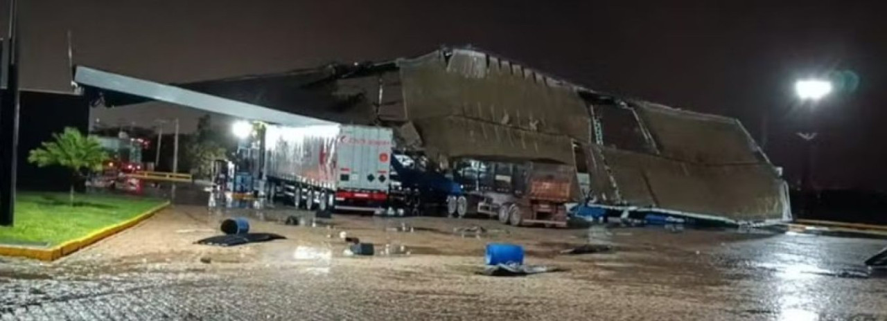 Estrutura de posto desaba e carros são arrastados por enxurrada durante temporal no noroeste paulista