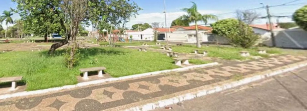 Homem é morto e jovem é baleada na cabeça durante ataque em praça pública