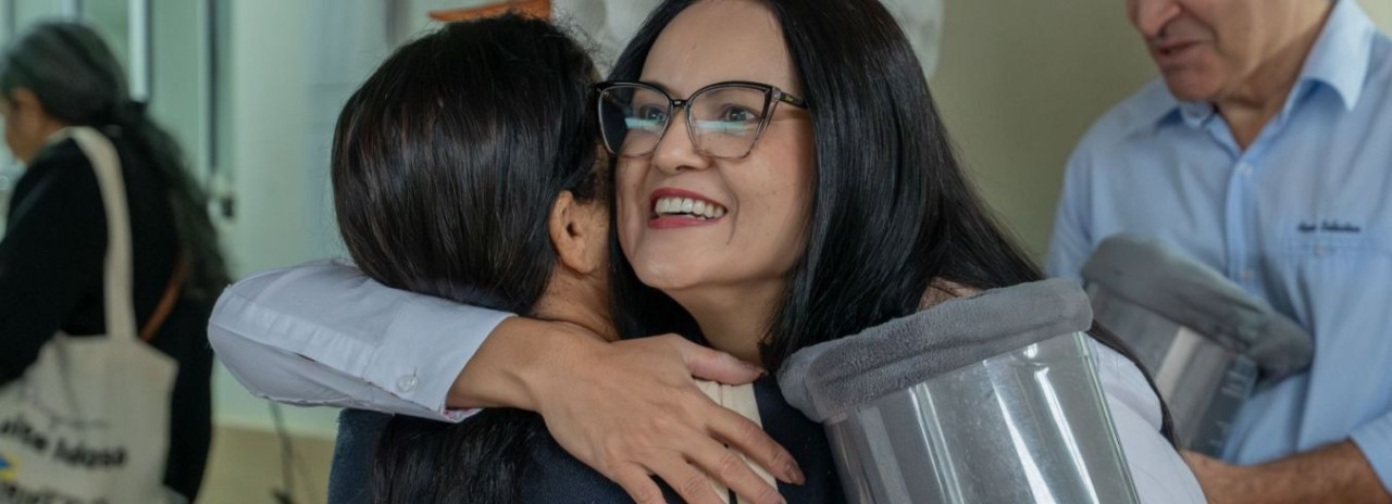 Katia Morita entrega 440 cobertores para idosos atendidos por programa social 
