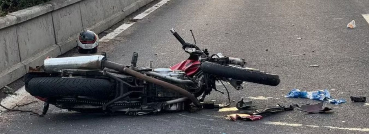 Motociclista fica gravemente ferido após batida em cruzamento