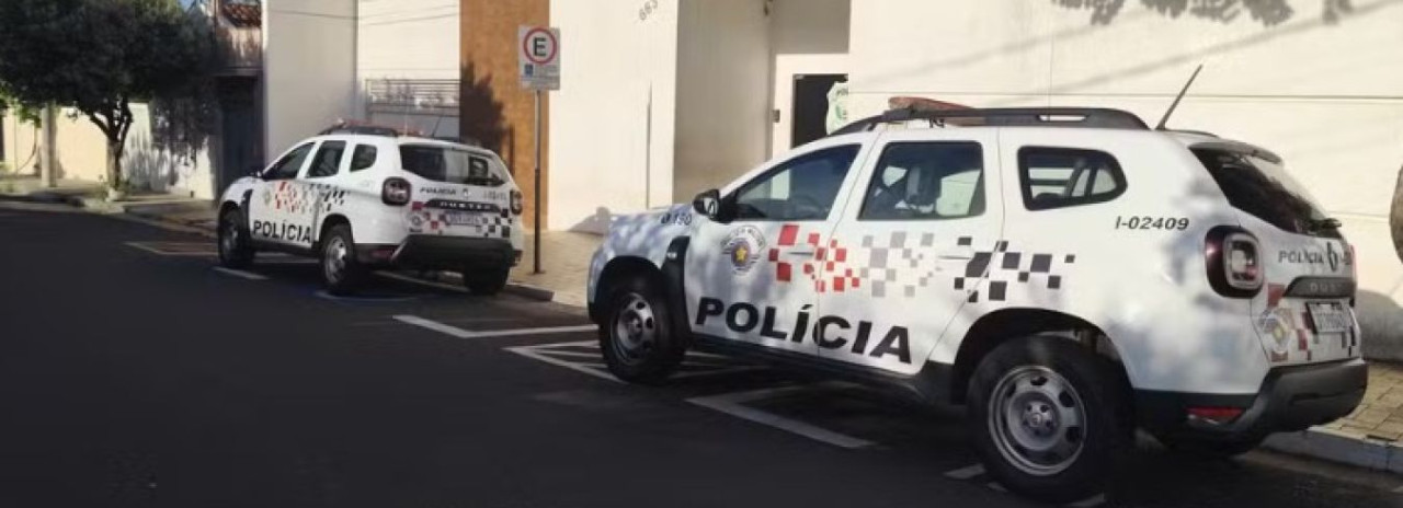 Homem joga gasolina no corpo da mãe e ameaça pai horas após deixar delegacia