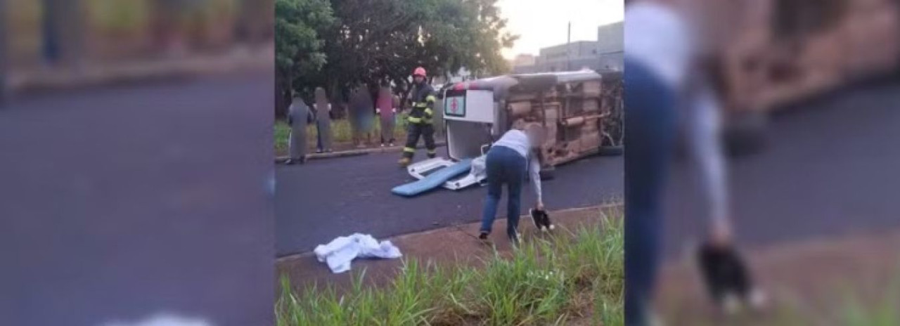 Bebê morre e mãe fica gravemente ferida após ambulância tombar em acidente