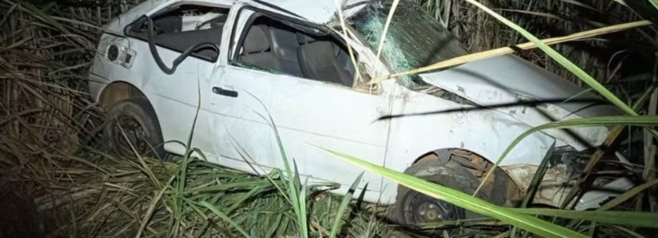 Motorista morre após capotagem em estrada rural durante a noite