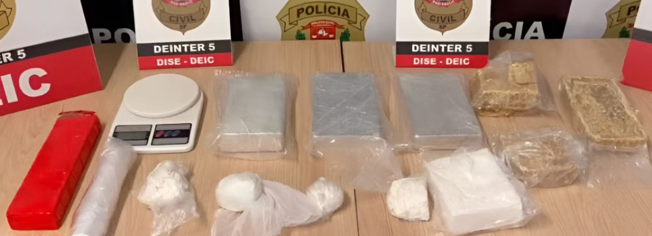 Cozinheira é presa por tráfico de drogas em frente à escola onde trabalhava