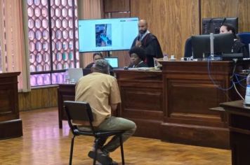 Homem é condenado a 30 anos de prisão por incendiar casa e matar enteado carbonizado