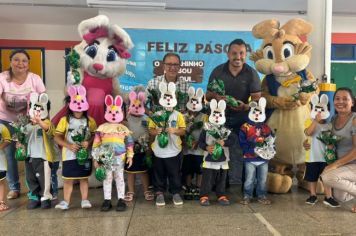 Prefeito Júnior participa de entrega de ovos de chocolate a alunos em Guzolândia
