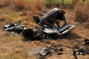 Casal morre em colisão frontal com van de estudantes em rodovia