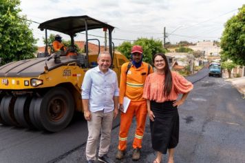Katia Morita acompanha recapeamento no bairro Ana Carolina em pacote histórico de obras