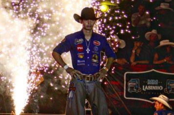 Peão de Auriflama conquista título em rodeio de Nova Independência