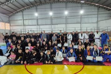 Auriflama sedia graduações de jiu-jitsu e muay thai