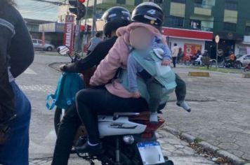 Casal transporta bebê em ‘mochila’ na garupa de moto e cena gera revolta nas redes
