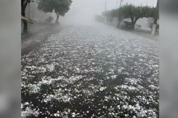 Chuva de granizo causa estragos e afeta serviços públicos na região
