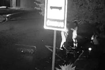 Mulher é atropelada e arrastada por carro; motorista diz que se distraiu ao mexer no rádio