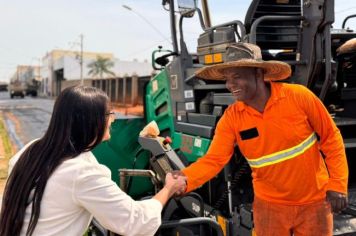 Katia Morita acompanha recapeamento de Avenida no Colinas Parque
