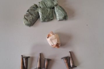 Homem é preso em flagrante com cocaína, maconha e crack escondidos dentro de boné 