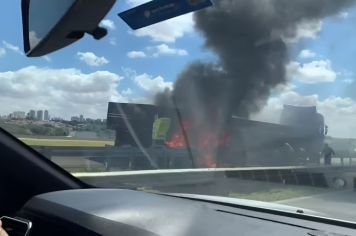 Caminhão pega fogo em rodovia e assusta motoristas
