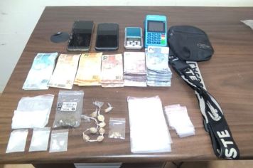 Polícia apreende drogas, dinheiro e máquina de cartão em operação contra tráfico  