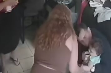 Policial salva sobrinha engasgada com fruta