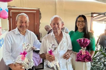 Prefeita Katia Morita e vice Ismael Fernandes distribuem chocolates para idosos do programa Leite Idoso em Auriflama