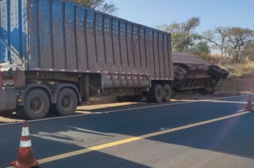 Acidente entre dois caminhões deixa vítima presa às ferragens em Auriflama