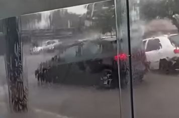 Buraco se abre em avenida durante temporal e carros afundam na região