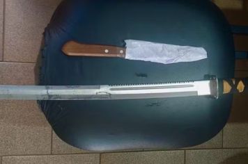 Mulher é agredida com faca e espada samurai; suspeito é preso