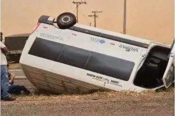 Vendaval capota ambulância em rodovia do interior de SP