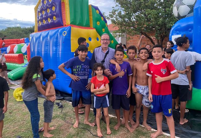 Júnior entrega obras de revitalização da quadra e da praça do Jardim América