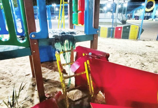 Homem é preso após atear fogo em brinquedos de praça