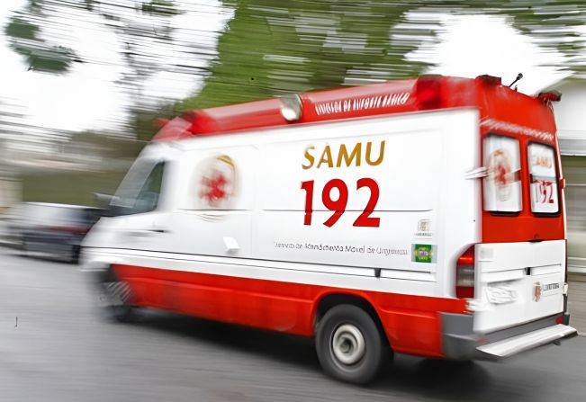 Motociclista morre após colidir na traseira de caminhão em estrada rural