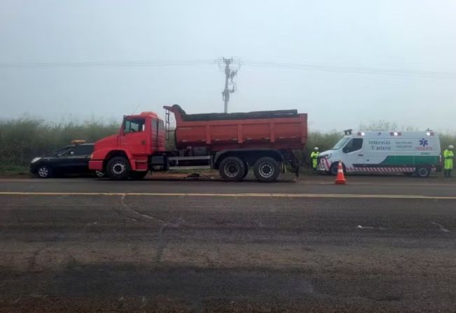 Duas pessoas morrem e uma fica gravemente ferida após colisão entre moto e carreta em rodovia