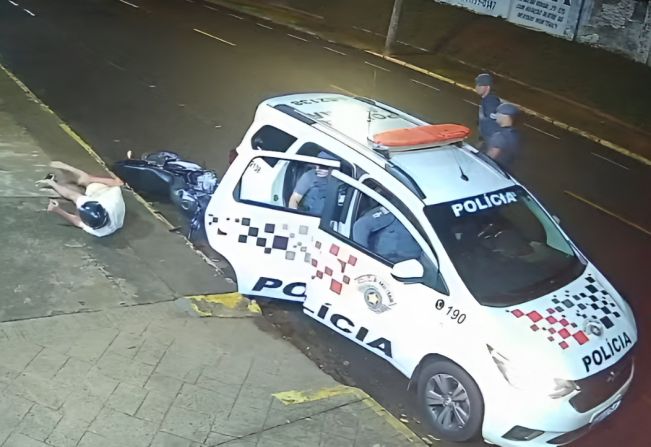 Jovem embriagado bate moto em viatura da PM estacionada