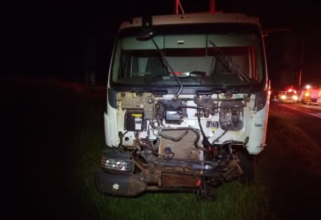 Motorista morre após invadir pista contrária e bater de frente com caminhão em rodovia