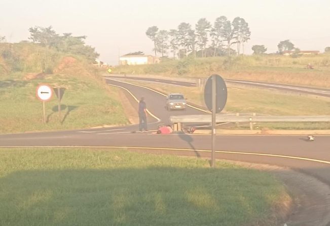 Motociclista fica gravemente ferido após acidente em pontilhão de acesso à Auriflama