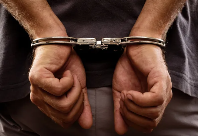Homem é preso em flagrante por agredir esposa e brigar com filho em Guzolândia