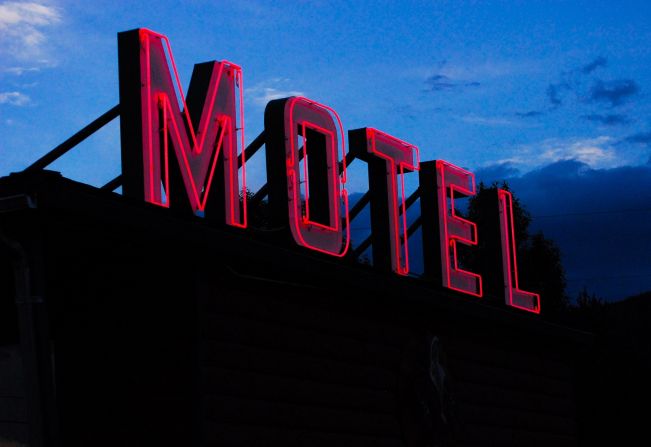 Homem é flagrado em motel por esposa e sogra após celular sincronizar com TV da sala