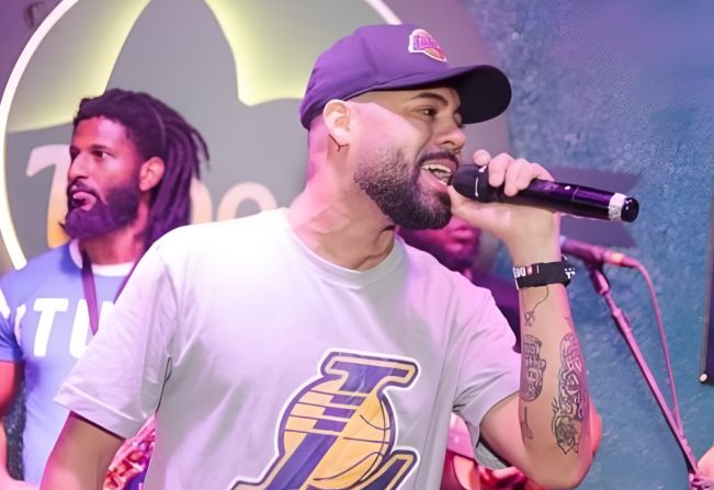 Cantor é morto ao tentar proteger esposa durante assalto 