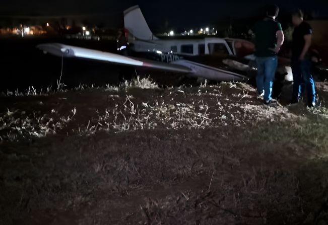 Avião de pequeno porte faz pouso forçado em área de pastagem