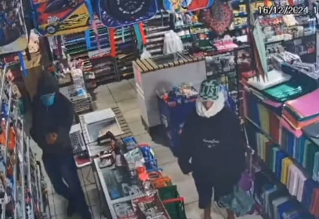 Dois homens são presos após assaltarem livraria com arma falsa  