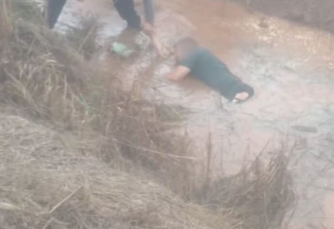 Motorista perde controle, capota veículo e é arremessado durante chuva em rodovia