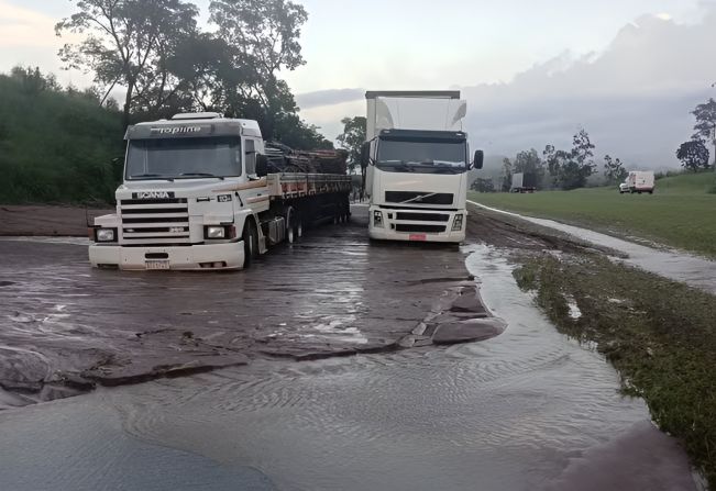 Lama invade pista e bloqueia rodovia após deslizamento de barranco
