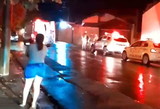 Dois homens são baleados em frente a residência, um morre após ataque a tiros