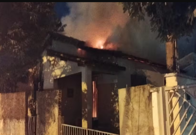 Homem é preso após agredir os pais e incendiar a casa da família