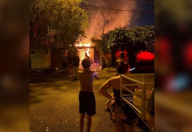 Idosa é internada após incêndio destruir casa