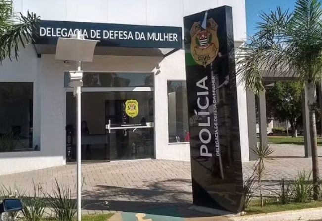 Homem é preso suspeito de ficar nu e tentar atrair criança para garagem 