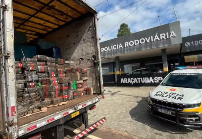 Motorista é preso com 1,7 tonelada de maconha escondida em carga de colchões