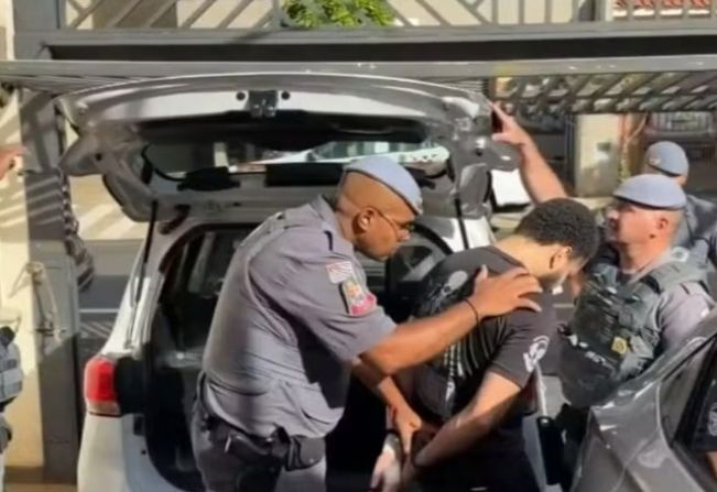 Filho é preso suspeito de golpear a própria mãe com facão e deixar vítima ferida em piscina