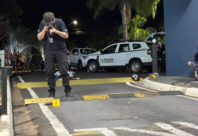 Homem é morto a tiros na saída de condomínio na região